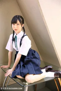 坐在玻璃桌上的高清日本美女学生图片