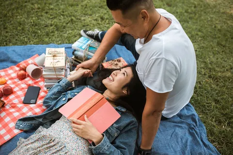 野餐的情侣图片