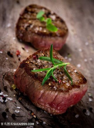 西式圆润的黑椒牛排