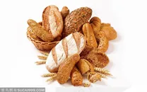 放在篮子里的各种面包和吐司美食西餐图片