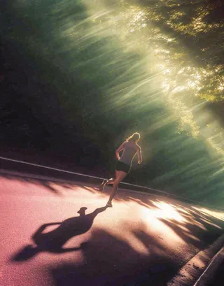 户外运动散步跑步奔跑，阳光活力摄影图