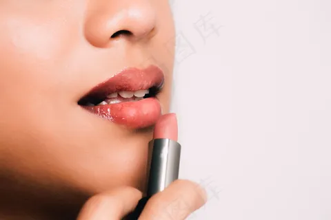 美女涂口红图片 美女涂口红图片