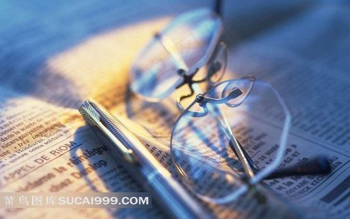 报纸上的眼镜与钢笔 报纸上的眼镜与钢笔