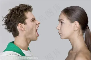 健康情境-一对外国情侣女友检查男友的口腔清洁是否到位