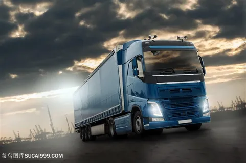 在道路上行驶的货车 在道路上行驶的货车