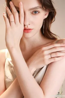 欧美气质少女挡脸面部清纯范 欧美气质少女挡脸面部清纯范