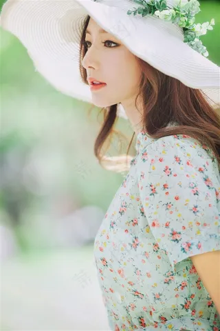 戴着白色帽子的阳光女孩