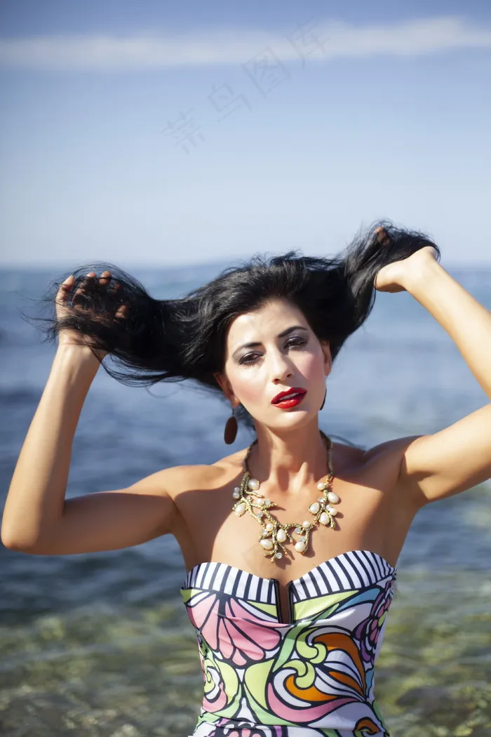 抹胸装美女*图片