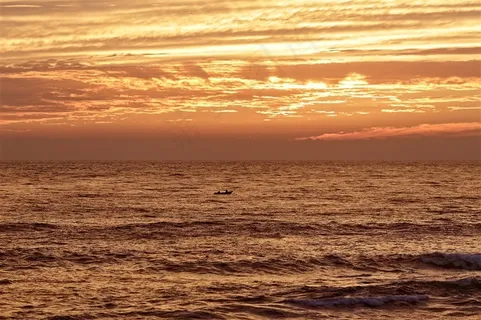夕阳下唯美的蓝天大海风景
