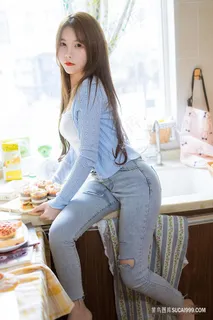 捧着蛋糕的116美女写真钰慧图片