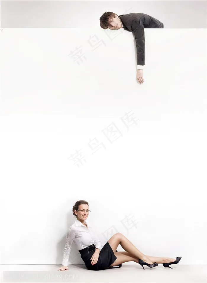 坐在广告牌下边的商务美女和趴在上面的商务帅哥 国外高清商务创意