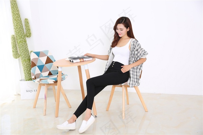 打底黑裤女模特摄影写真