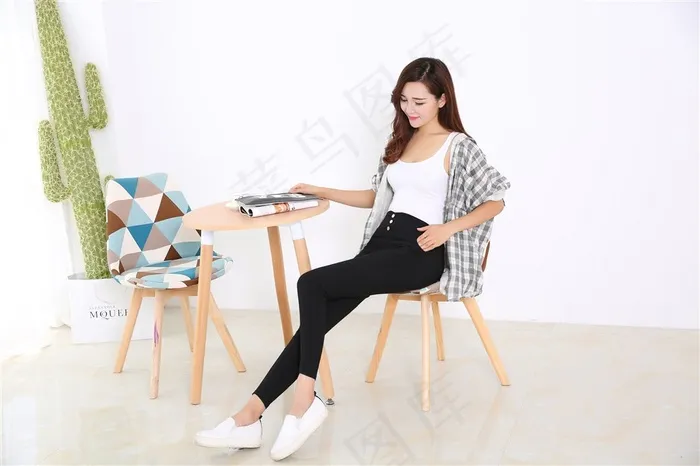 打底黑裤女模特摄影写真