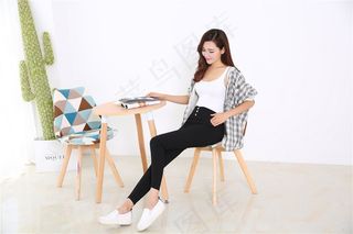 打底黑裤女模特摄影写真