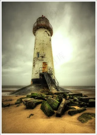 灰暗海岛的灯台风景图片