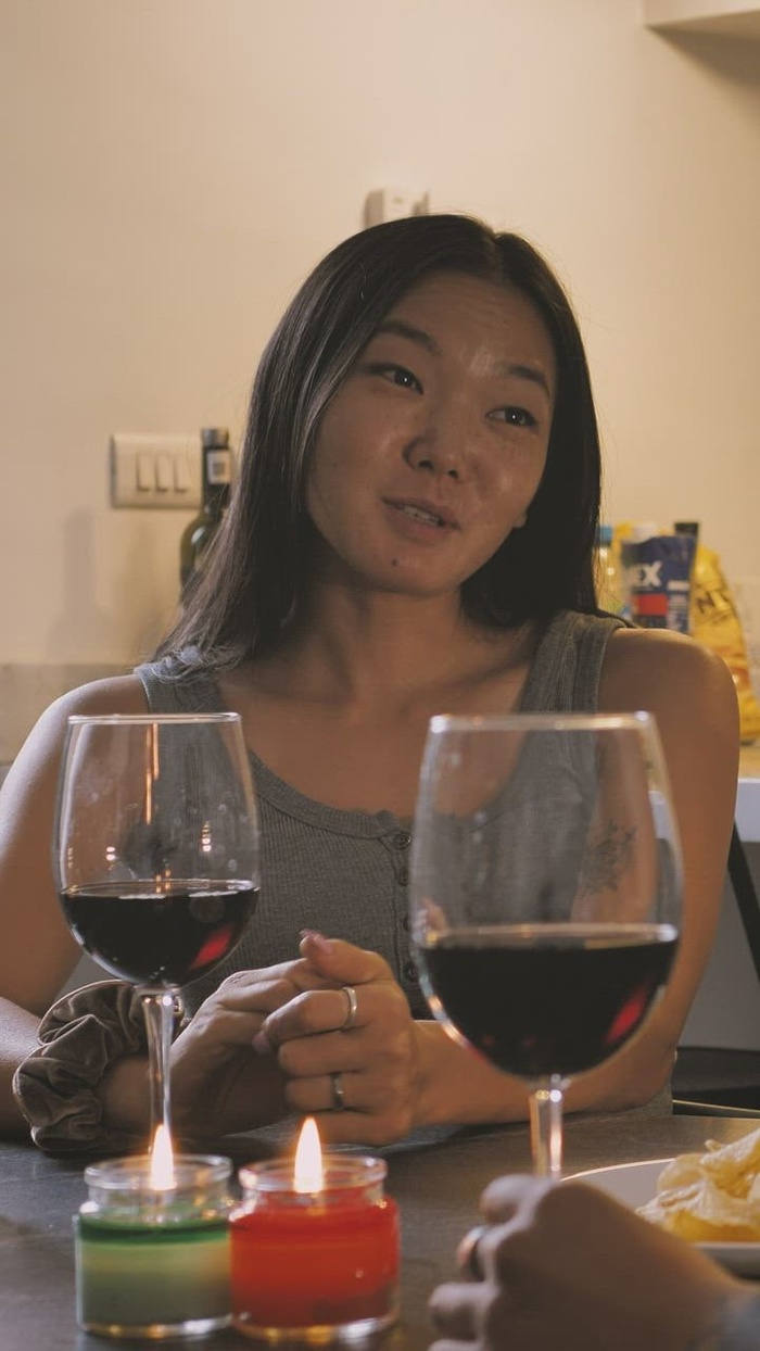 和朋友一起喝酒的女孩