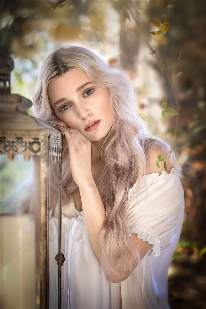 趴在路灯上的欧美美女肖像艺术写真图片素材