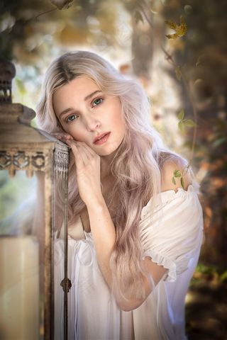 趴在路灯上的欧美美女肖像艺术写真图片素材