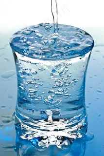 玻璃杯倒水水珠图片