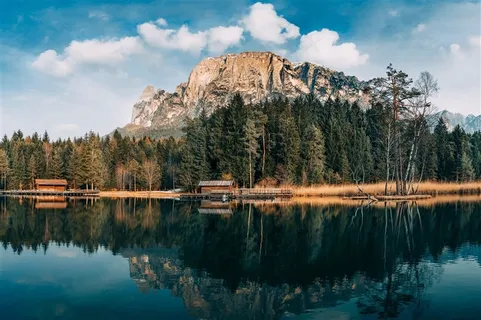 山体在湖面的倒影 山体在湖面的倒影