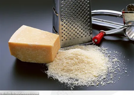 厨房里的不锈钢用品和一块奶油及奶油粉