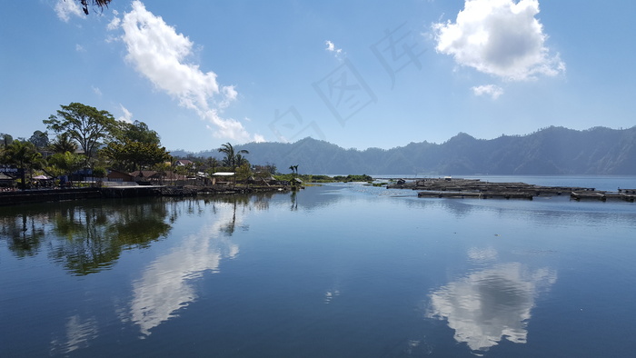 镜面湖泊唯美意境图片