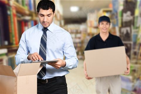 两个工人在仓库工作