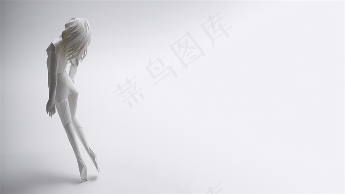 快要跌倒的女人