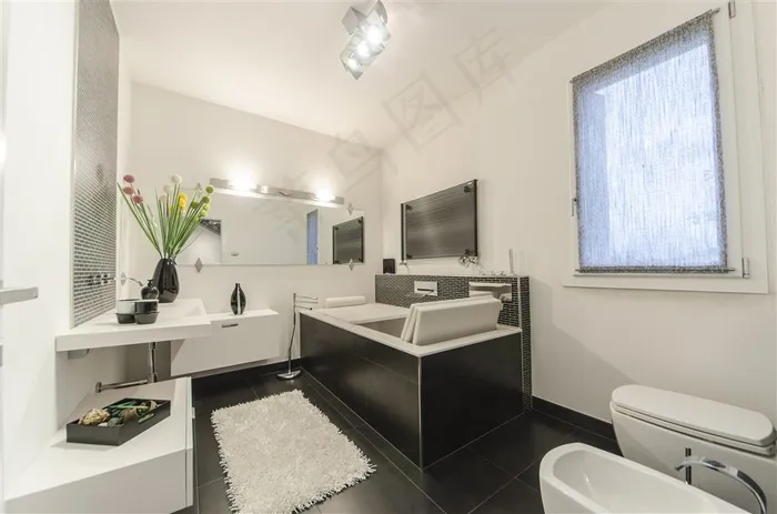 浴室里的装饰品与卫浴设施高清图片