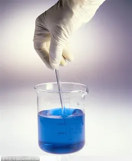 实验室设备-烧杯中的蓝色溶液