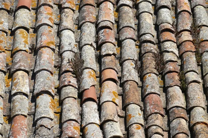 屋顶旧瓦片图片