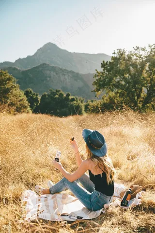 夏季郊游美女图片