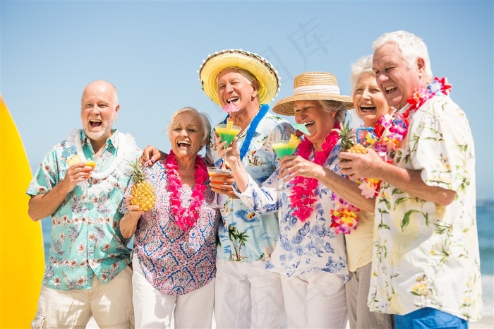 海边老年人物摄影高清图片
