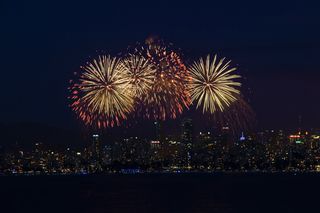 城市璀璨烟花唯美图片