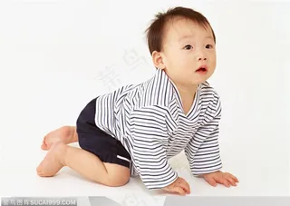 婴儿幼儿-抬头爬行的可爱宝宝