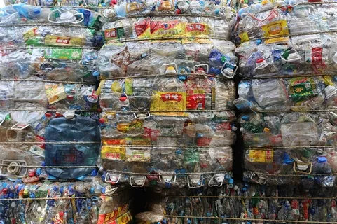 垃圾场堆叠的垃圾