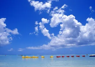 清澈天空海面背景云层云彩
