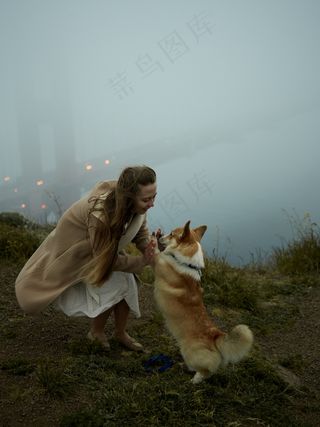 美女与柯基击掌图片