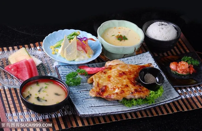 烤鸡腿定食的美食图片