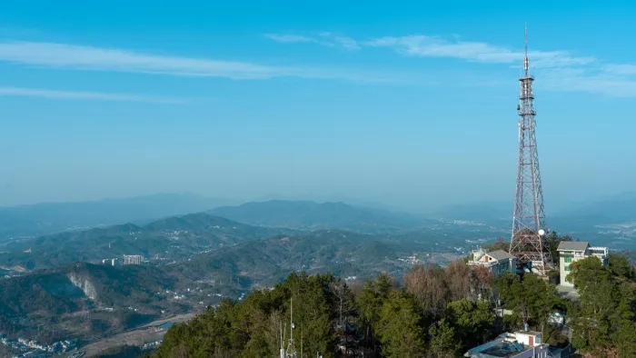 蓝天山顶美景
