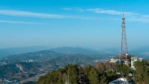 蓝天山顶美景