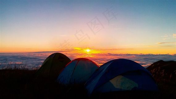 山上露营看日出