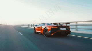 红色的跑车图片