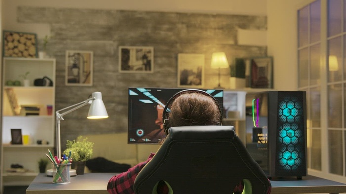 女玩家在家庭办公室屏幕视图中庆祝胜利