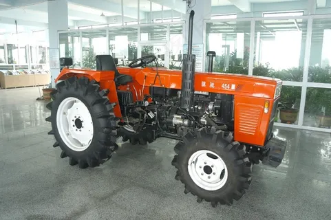 四轮大型拖拉机图片
