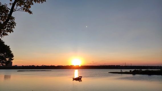 傍晚的河边夕阳