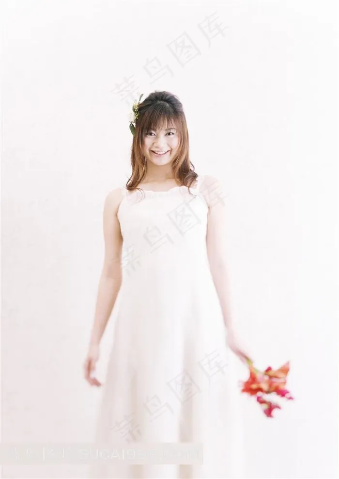 手拿鲜花的婚纱新娘写真