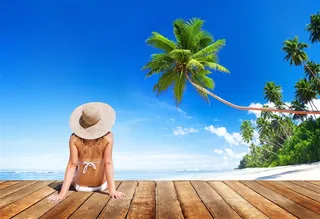 海边度假的性感美女高清大图