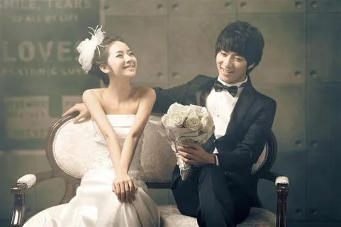 坐在椅子上的情侣