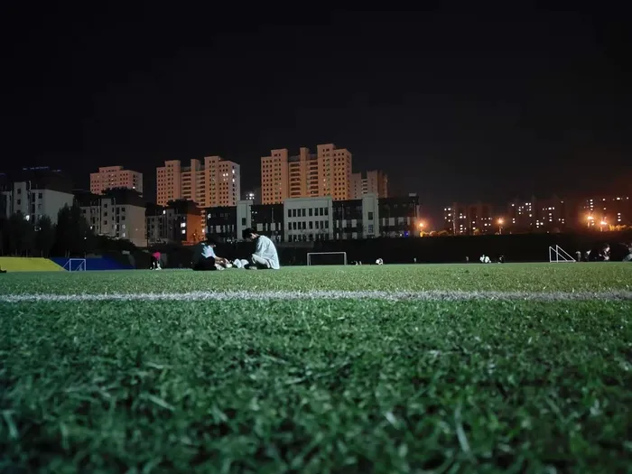 校园休闲操场夜景图片